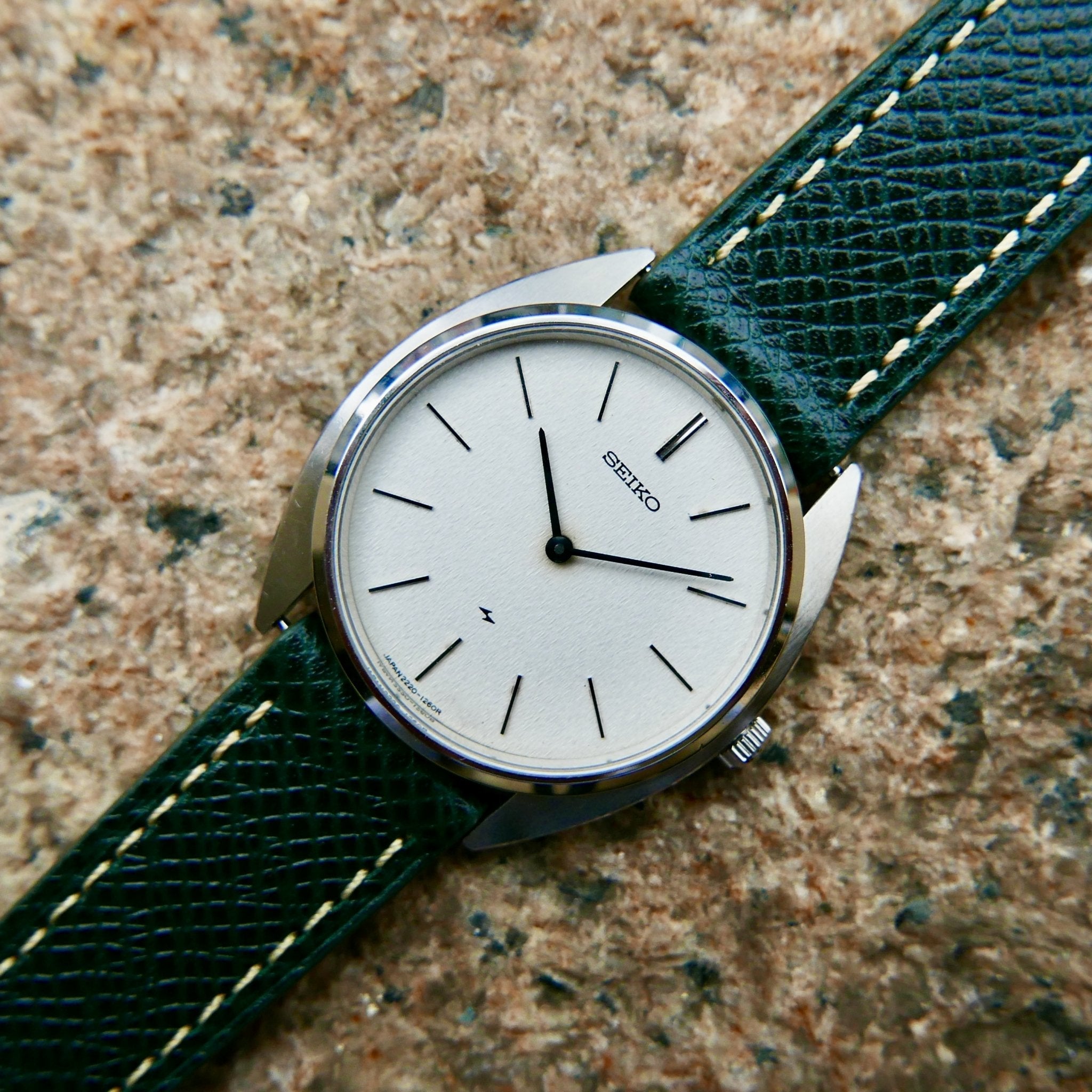 VINTAGE WATCH | Seiko 2220 Ultra Thin - Samurai Vintage Co.